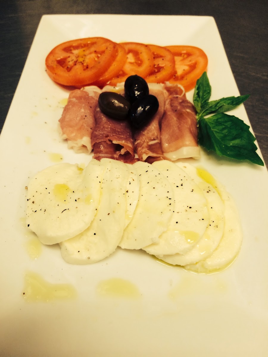 Fresh mozzarella,prosciutto and fresh tomato.