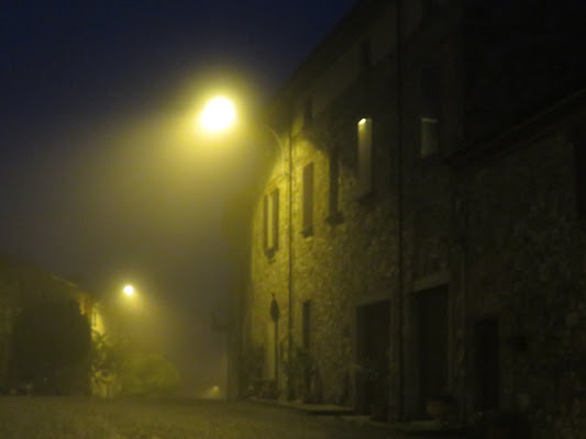 la notte, il borgo, nasconde... di maurizio festa