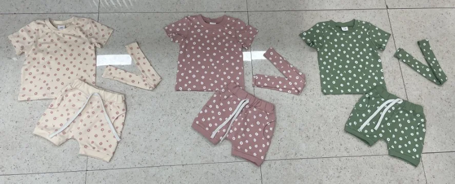 Dečiji cvetni komplet sa šortsem, kratkim rukavima i trakom za kosu. Udoban i moderan letnji outfit za igru i sunčane dane.