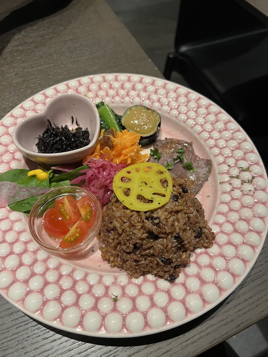 Roast beef, rice and veggies. it was very delicious!!