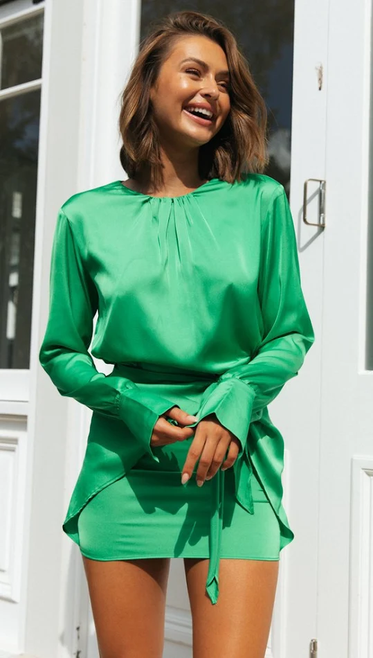 Damenmode Schnür-Hemd mit Gartenkragen und unregelmäßigem Schnitt, stilvolles Oberteil für einen lässigen und femininen Look.