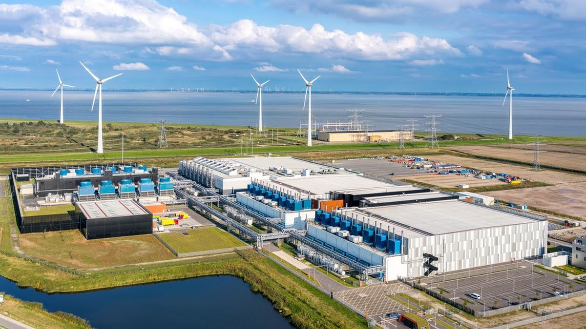 Google 欧洲数据中心，背景中矗立着风力涡轮发电