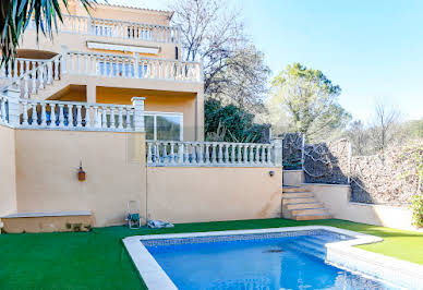 Seaside house with pool and garden 2