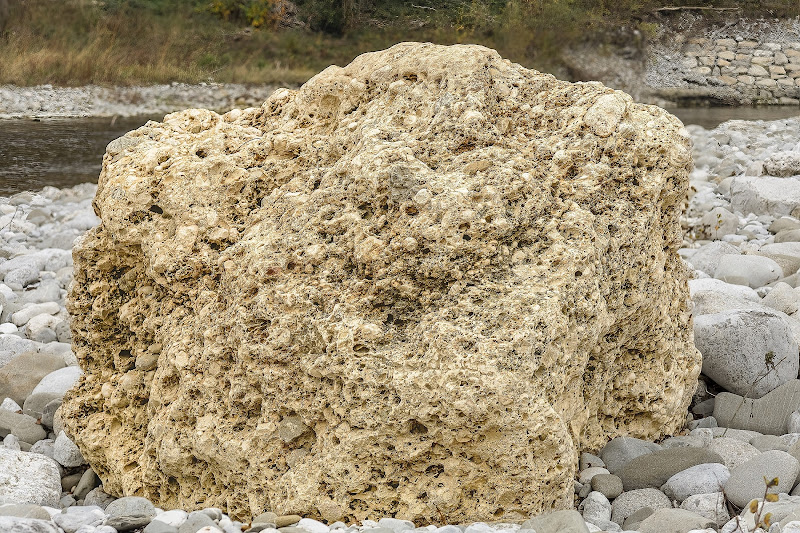 Tra le pietre levigate del fiume di pierce