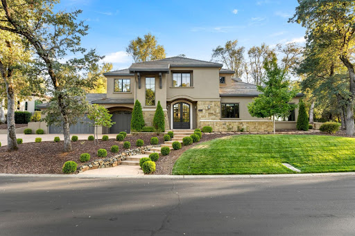 House purchase in El Dorado Hills (United States) - Modern house with lush green garden