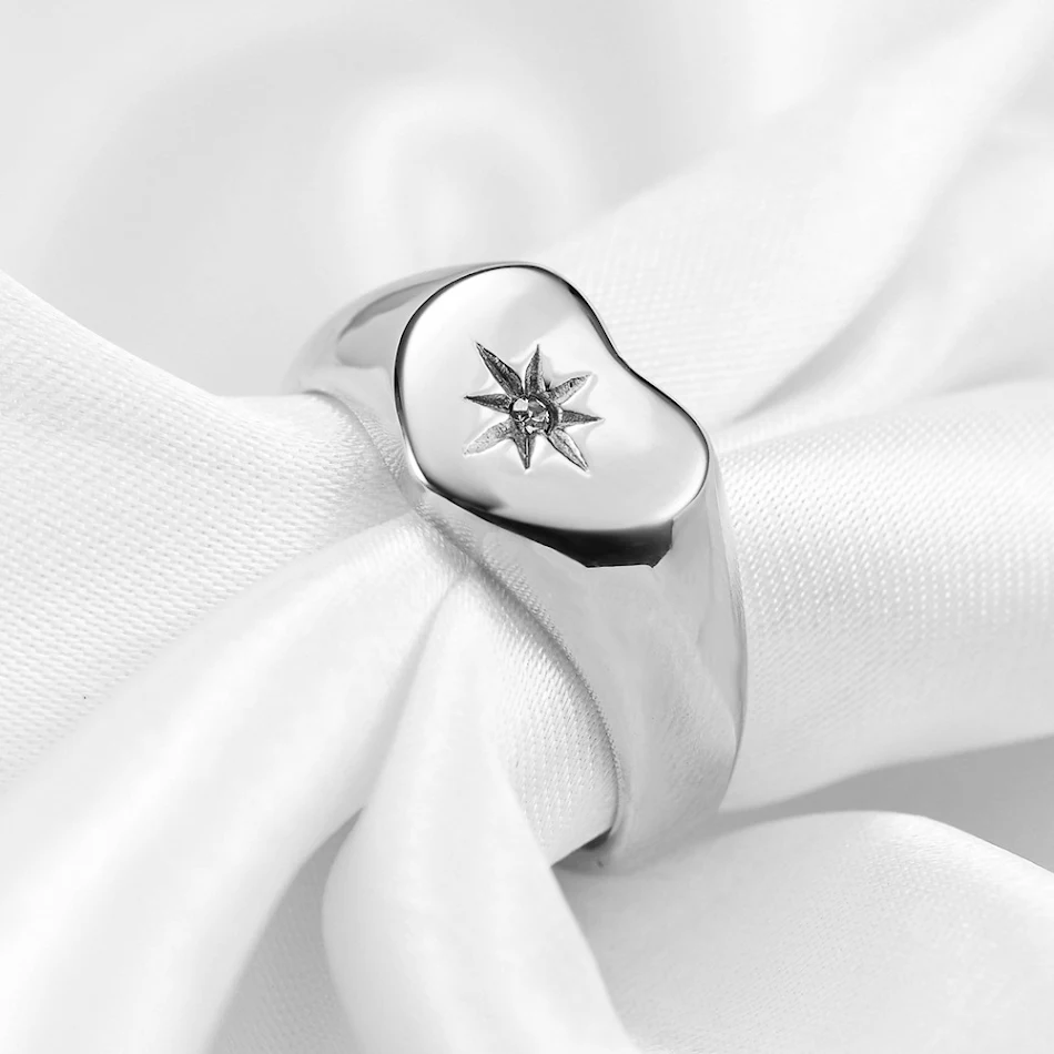 Titanium stalen vergulde diamant Love Light ring. Laat je liefde stralen met deze schitterende en elegante ring, perfect voor speciale momenten.