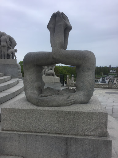 To Piker På Hodet, Vigelandsparken