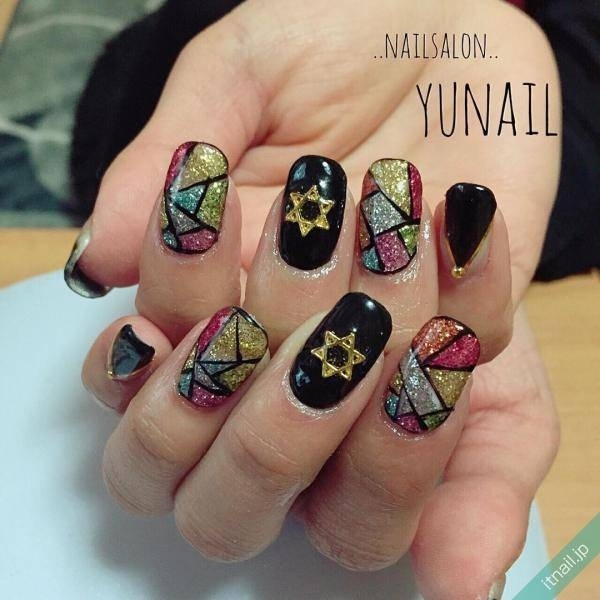 神秘的な魅惑の輝き 100均のアレで作るステンドグラスネイル Trill トリル