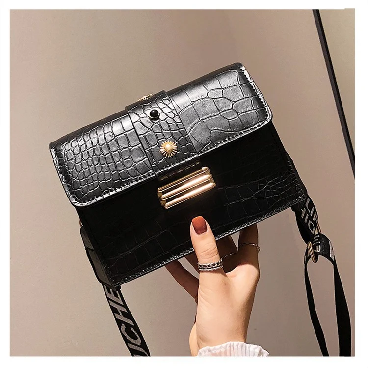 Bolsa transversal diagonal retro elegante para uso diário. Conforto e estilo clássico para transportar seus itens essenciais com facilidade.