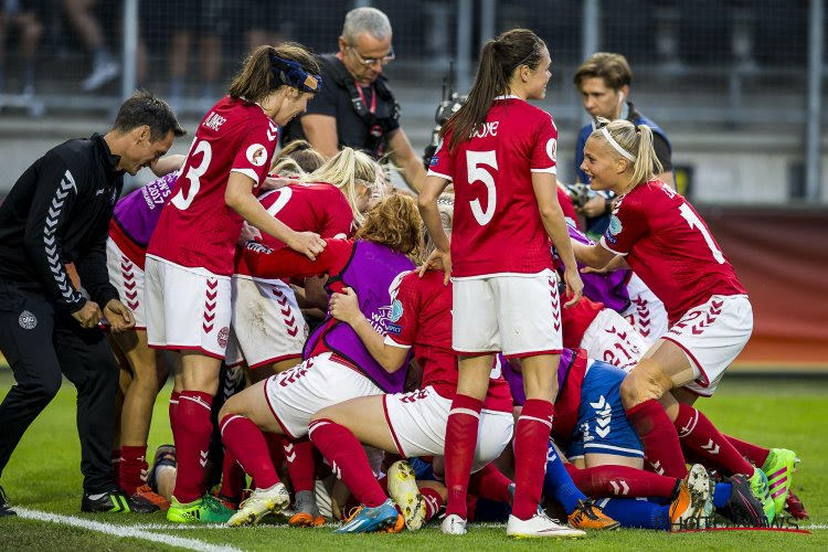 Mannen willen deel van premie geven aan Deense vrouwen ... maar mogen niet van voetbalbond