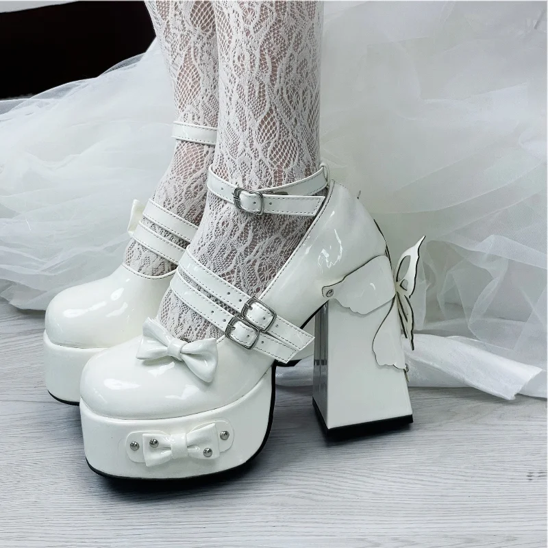 Rivet Schleife Runde Zehenpartie Hell Leder Plateau Dicke High Heels. Erhöhe deinen Look mit diesen auffälligen Schuhen.