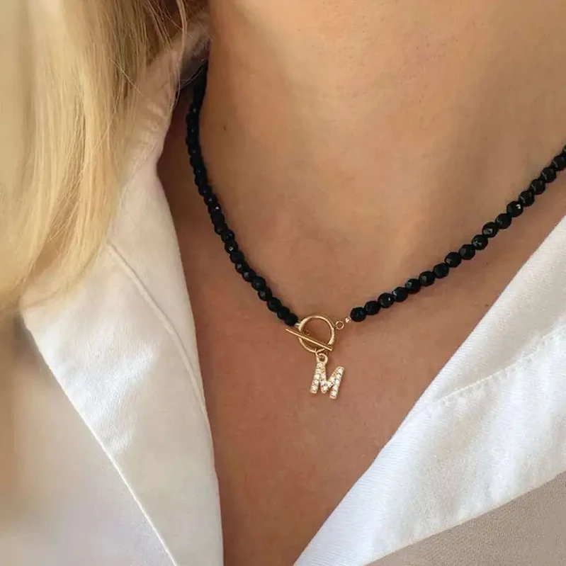 Collier chaîne de perles avec boucle OT et 26 lettres incrustées. Un ornement élégant et personnalisé, parfait pour toutes les occasions.
