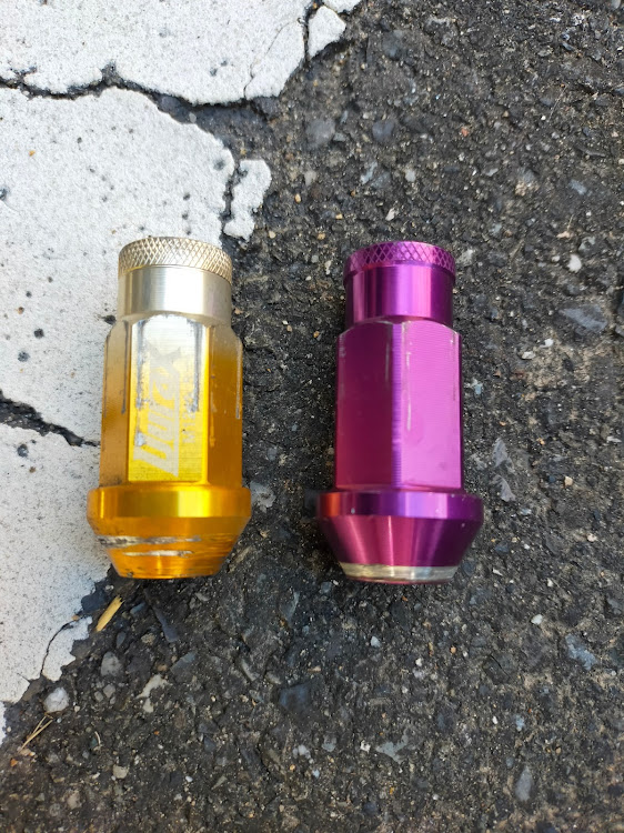 ステップワゴンのteam隣・RG.net・ホイールナット交換・エアバルブキャップ交換・車高調整に関するカスタム事例の投稿画像1枚目