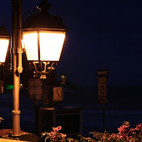 Lampione e cabina telefonica sul mare di 