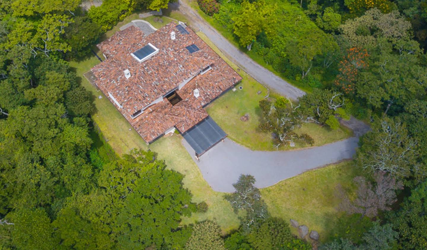 House with garden and terrace Santa Ana