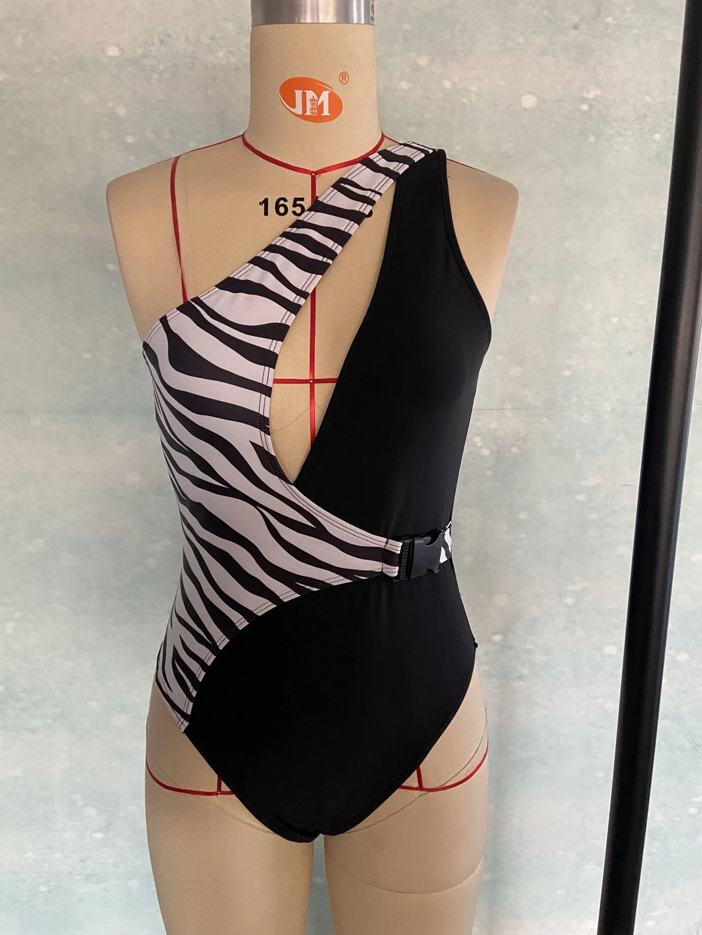 Title 7, Bikini de patchwork para mujer con un solo homb...
