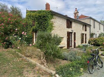 maison à Saint-Jean-de-Beugné (85)