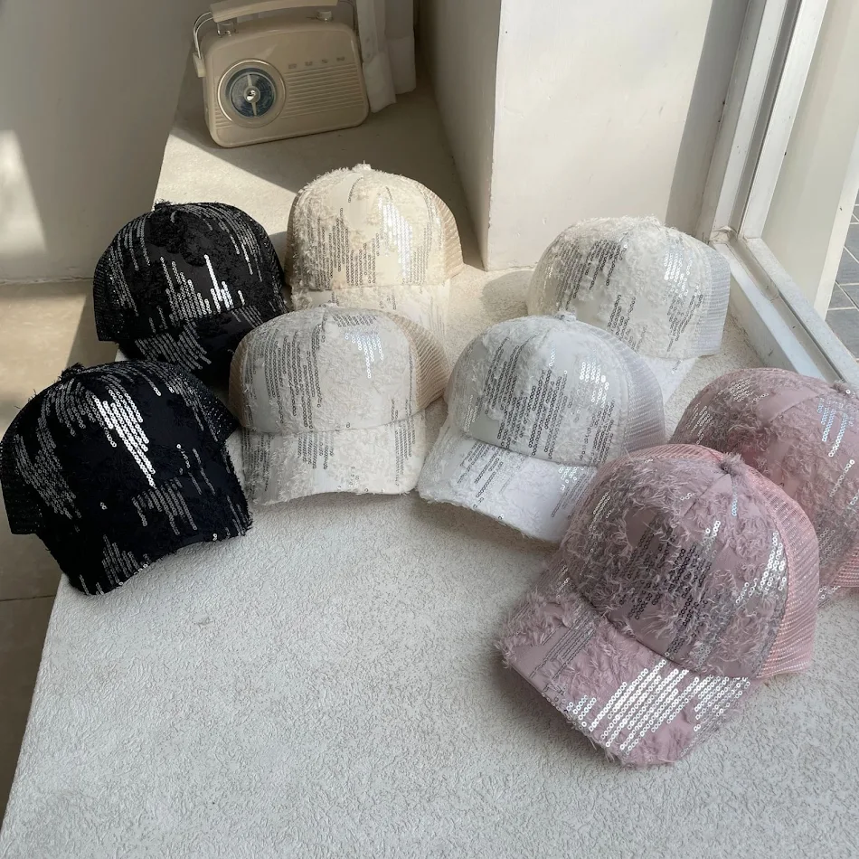 Chapeau de soleil respirant avec sequins plumes. Protection solaire légère et élégante, idéal pour la plage et les activités en plein air.