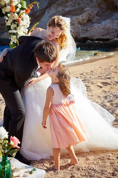 Fotógrafo de casamento Yuliya Karrara (yuliyacarrara). Foto de 25 de fevereiro 2015