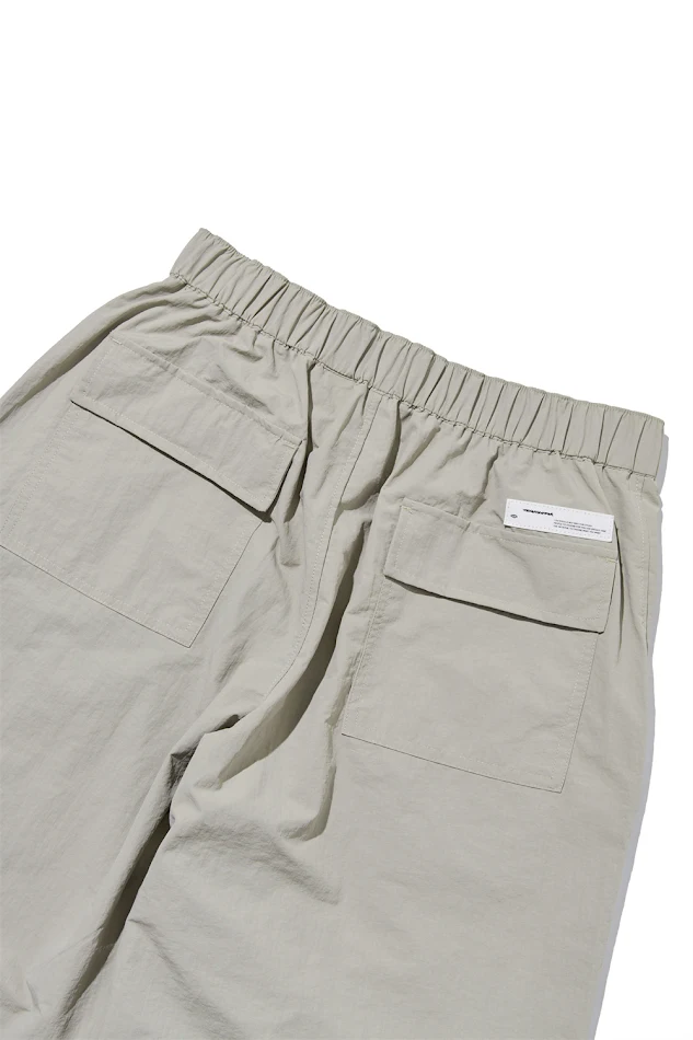 Muške sportske i casual pantalone za spoljašnje aktivnosti. Prozračne, udobne i svestrane. Idealne za sport i svakodnevnicu.