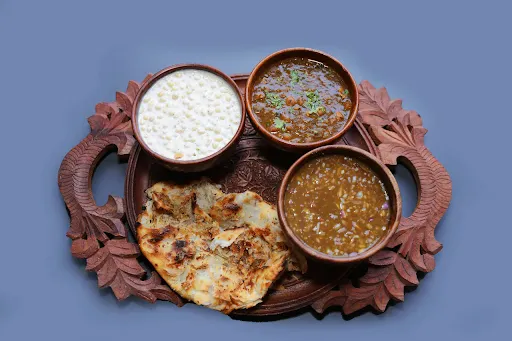 Amritsari Garlic Naan Thali