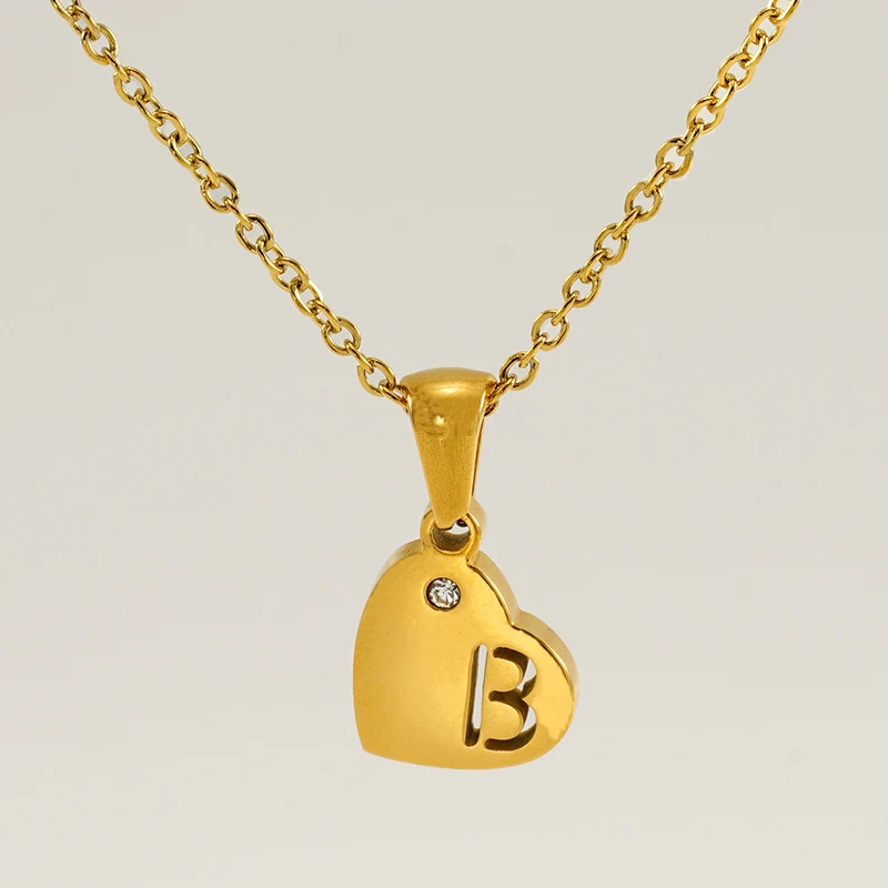 Collier pendentif cœur en acier titane et diamant, un symbole d'amour éternel. Cadeau idéal pour exprimer vos sentiments.