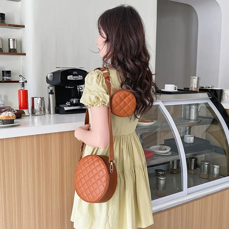 Sac à deux pièces motif losanges à carreaux, pour organiser vos affaires avec style et élégance. Idéal pour toutes les occasions, pratique et tendance.