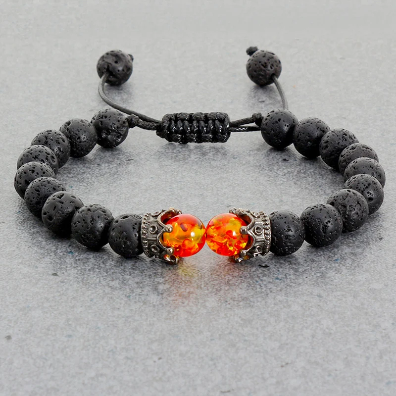 Pulseira com contas dupla coroa vintage tecida em rocha vulcânica, design único e elegante para um visual atemporal e cheio de estilo.