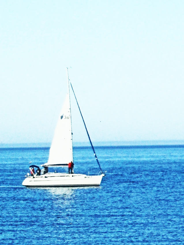 White Boat Blue Sea di Loris_la_Rana