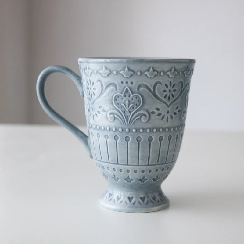 Prato de Jantar Cerâmico, Azul Névoa, Relevo Tulipa, Sub-esmalte. Sirva com requinte e beleza, realce suas refeições.