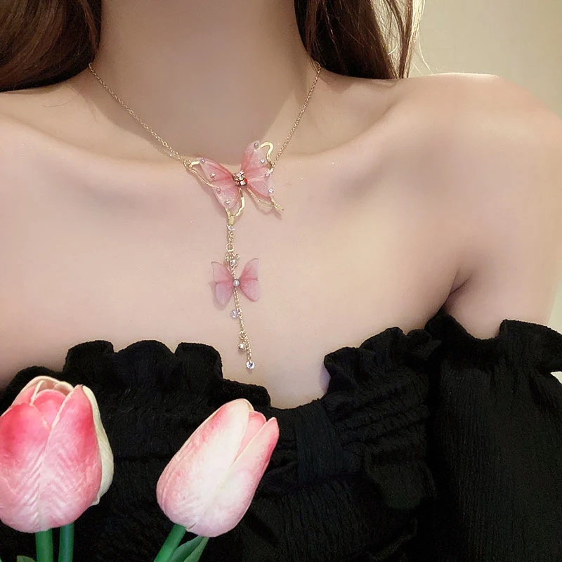 Collier papillon en tulle avec perles et strass à pompons, un accessoire magnifique pour sublimer votre cou et ajouter une touche glamour.