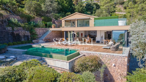 Villa avec piscine et terrasse 2