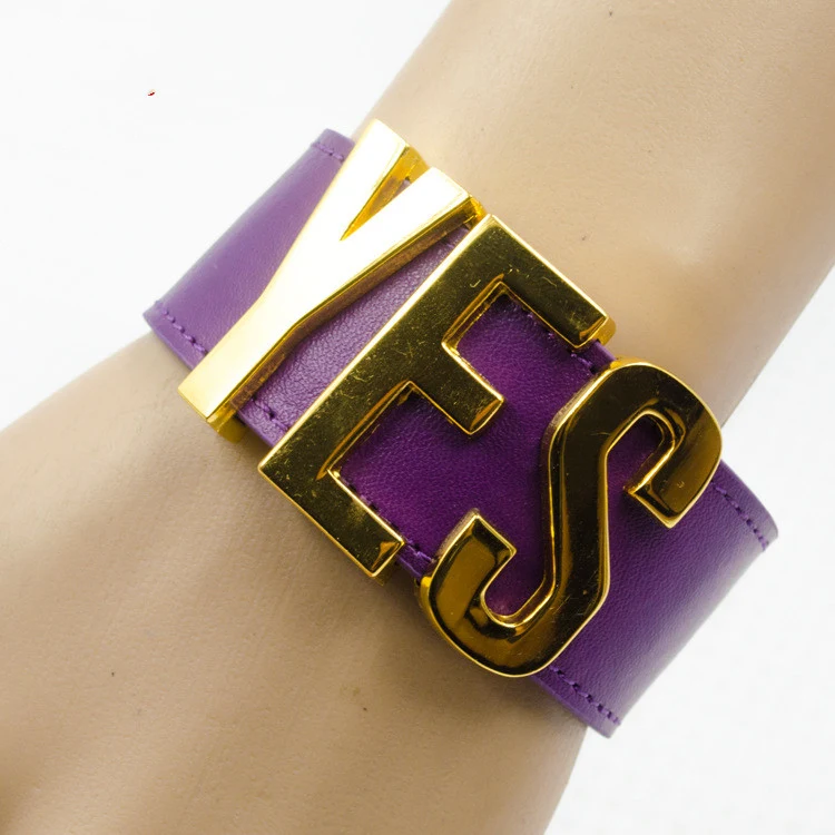 Bracelet homme en cuir personnalisé avec lettres, style simple et épuré. Un accessoire élégant et unique pour tous les jours.