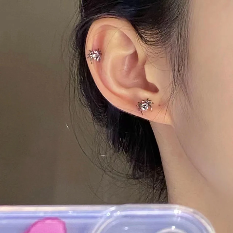 Orecchini a cuore con ragno selvatico per donna, per esprimere la tua personalità unica e il tuo amore. Accessorio alla moda.