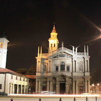 Al santuario di notte di 