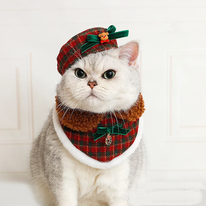 Kerstmis katten hoed slabbetje verkleedkleren. Kleed je kat feestelijk aan met deze schattige kerst outfit en maak de feestdagen compleet.