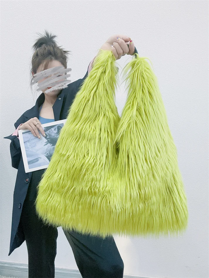 Bolsa tote Water Wool de ombro único e pelúcia, ideal para levar seus pertences com conforto e estilo. Macia, espaçosa e perfeita para o dia a dia.