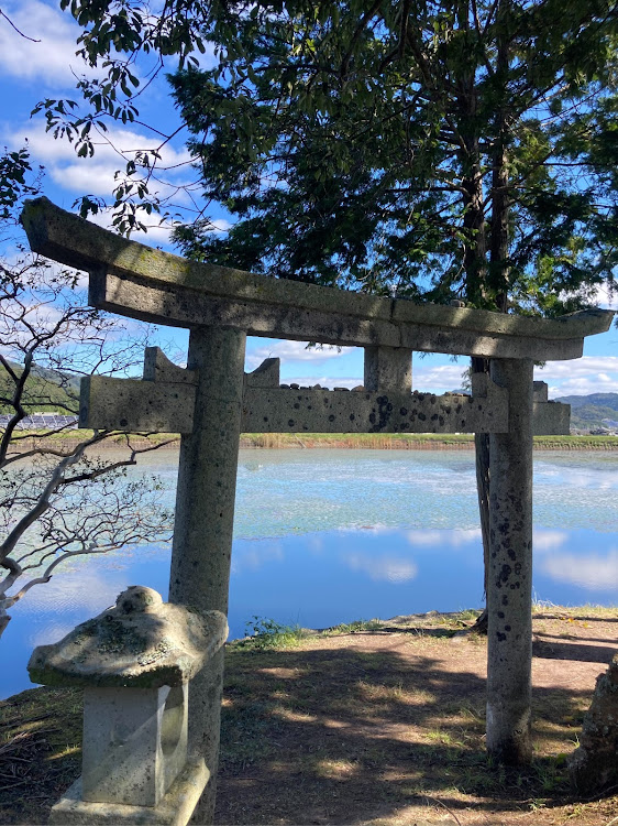 ジムニーのジムニー女子・ジムニー夫婦・ジムニードライブ・池に浮かぶ神社に関するカスタム事例の投稿画像6枚目
