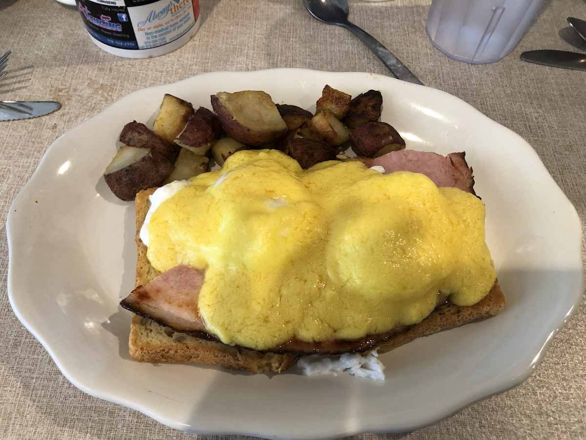 Eggs Benedict with Homefries