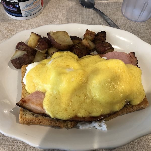 Eggs Benedict with Homefries