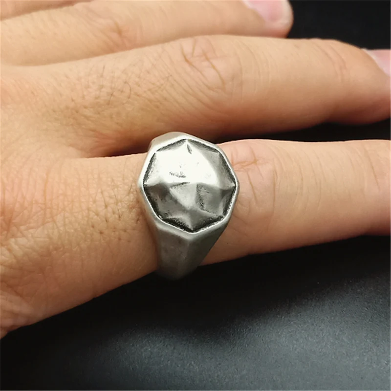 Bague Punk en acier titane tendance, ornement en acier inoxydable pour clubbing. Un bijou audacieux et stylé pour hommes et femmes, résistant et unique.