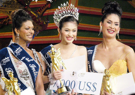 <i>Năm 2004, <b>Nong Poy</b> trở thành Hoa hậu Chuyển giới Quốc tế đầu tiên. Người đẹp của xứ Chùa Vàng được đánh giá là “hoa hậu của các hoa hậu” nhờ vẻ đẹp nữ tính đánh bại thời gian.</i>
