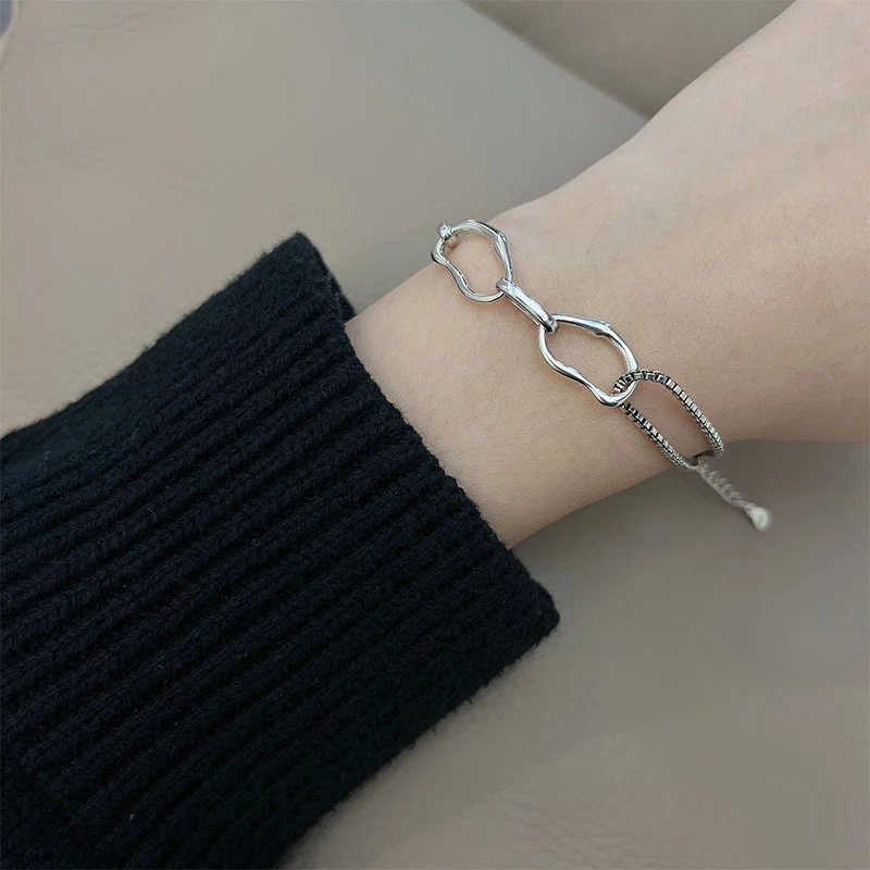 Pulseira geométrica de corrente irregular para mulheres. Um acessório elegante e moderno para realçar seu pulso. Perfeita para todas as ocasiões.