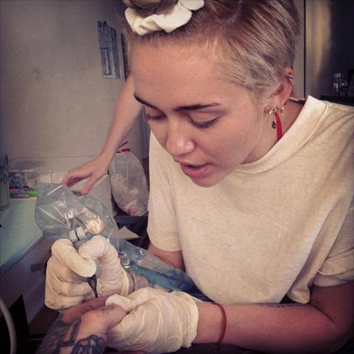 Miley Cyrus tattoos Bang Bang (c) Instagram