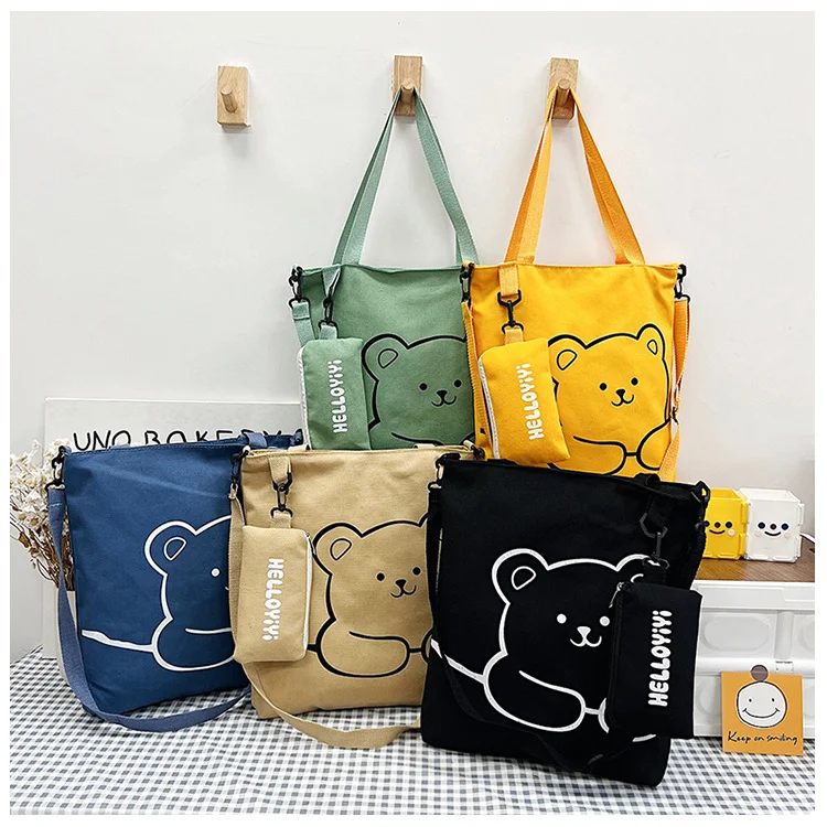 Damen Crossbody Bag mit Bären-Print, stylisch und praktisch. Ideal für unterwegs, bietet Platz für alles Wichtige, bequem zu tragen.