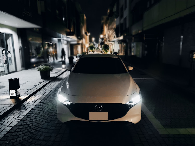 MAZDA3の#車写活・夜中のドライブ・みなとみらい夜景・トンネル撮影・ホワイトパールは美しいに関するカスタム事例の投稿画像1枚目
