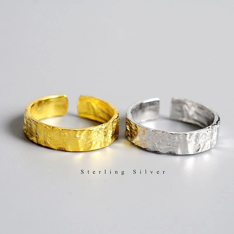 Ring mit unregelmäßigem Folienmuster. Einzigartiges Design für stilvolle Akzente. Der perfekte Ring für besondere Anlässe oder den Alltag.