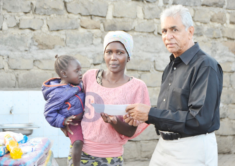 Lydia Moraa receives her 1 millionth plate gift from Shamsher Gilani.