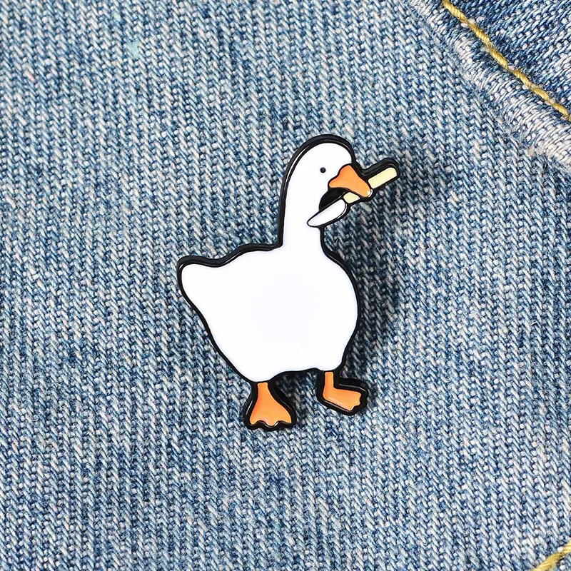 Jeu de l'Oie Sans Titre Amusant Broche Gros Canard. Un accessoire amusant pour les fans, parfait pour ajouter une touche de fantaisie à vos tenues.