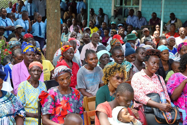 locals of Emuhaya and Luanda sub-counties while at Ebuyalu Secondary school in Emuhaya where they were meeting senator Godfrey Osotsi.